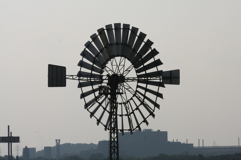 Windrad am Landschaftspark Nord in Duisburg